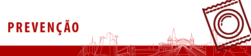 Banner superior com fundo branco, escrito em vermelho Prevenção e uma ilustração de uma camisinha à direita. O banner possui ainda uma barra vermelha inferior e um contorno dos principais monumentos da cidade de São Paulo.
